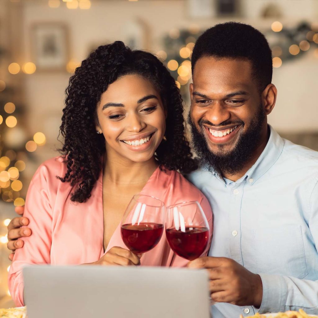 pareja delante de una cata virtual en navidad